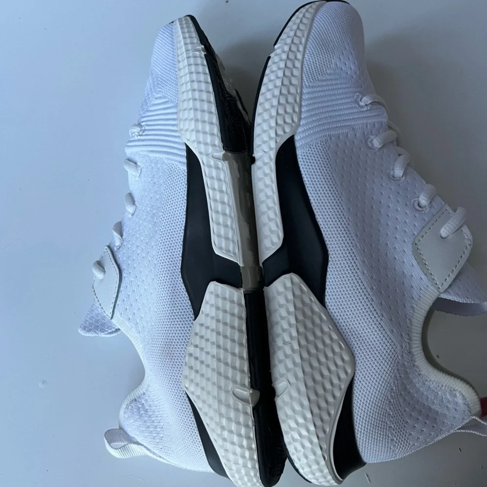 American Eagle Outfitters Men’s White Athletic Sneakers w black accents, Sz 11